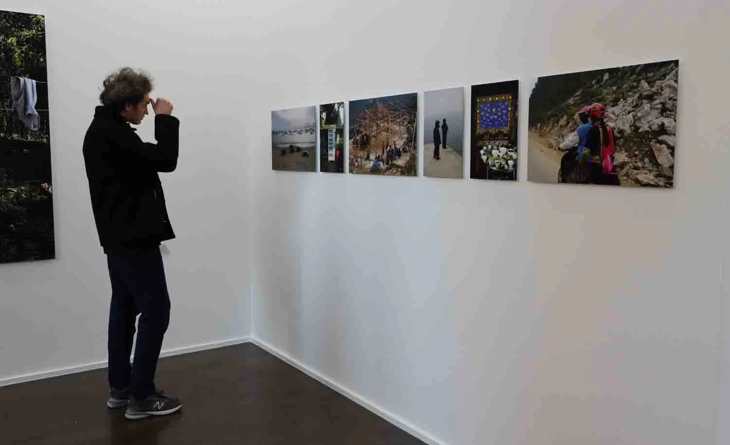 Khách tham quan xem triển lãm "Odd Numbers".