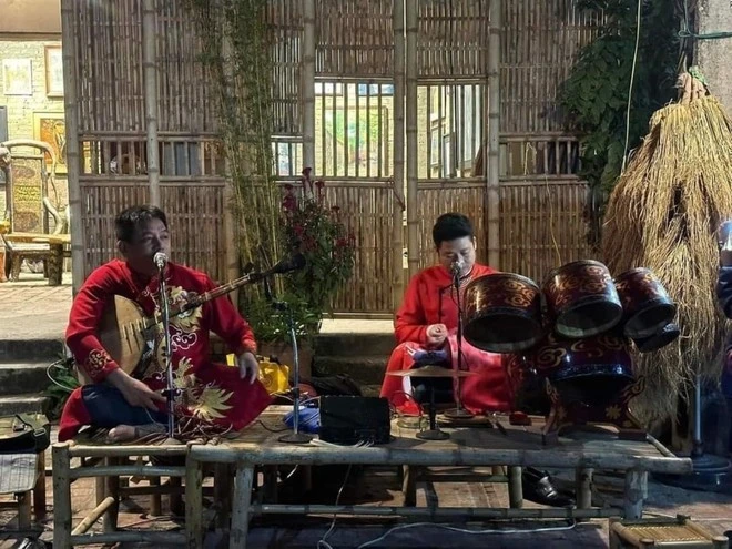 Biểu diễn các hoạt động nghệ thuật truyền thống trong chương trình "Đêm làng cổ" Đường Lâm.