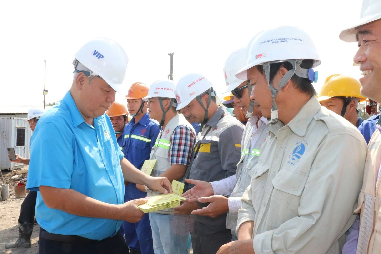 Ông Võ Khắc Thái, Chủ tịch LĐLĐ TP Hồ Chí Minh tặng quà Tết cho công nhân tại công trường dự án đường Vành đai 3. (Ảnh minh họa)