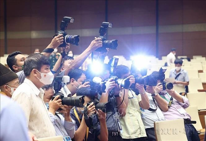 Nhóm phóng viên ảnh tác nghiệp tại Kỳ họp thứ nhất, Quốc hội khóa XV, tháng 7/2021.