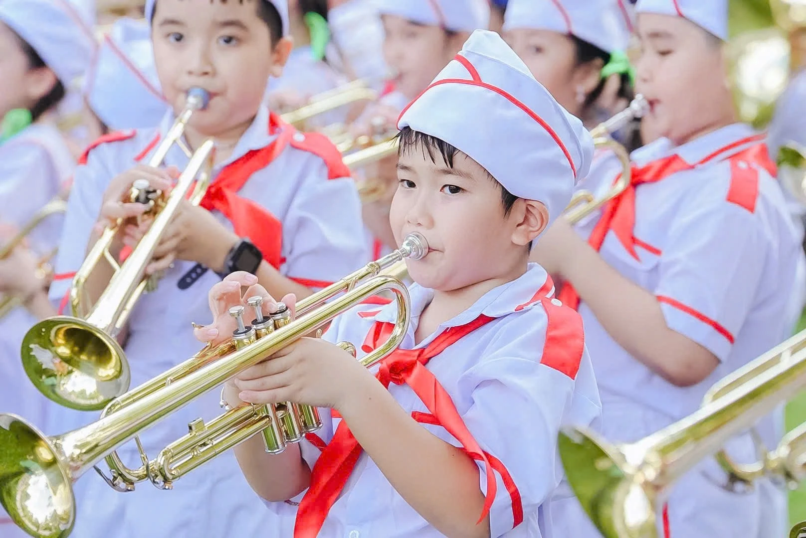 Từng nhịp trống rộn ràng, từng tiếng kèn vang vọng cất lên như những nốt nhạc trong bản giao hưởng thiêng liêng của lòng yêu nước.