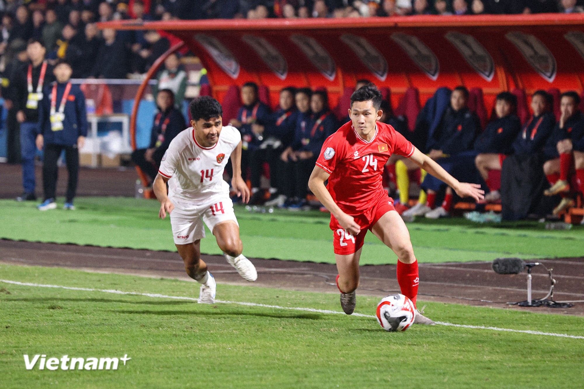 Tiền vệ Hai Long (áo đỏ) có bước tiến vượt bậc ở AFF Cup 2024. Tiền vệ Hai Long (áo đỏ) có bước tiến vượt bậc ở AFF Cup 2024.