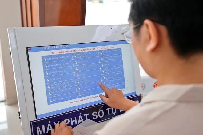 Người dân đến đăng ký giải quyết thủ tục hành chính tại Trung tâm phục vụ hành chính công.