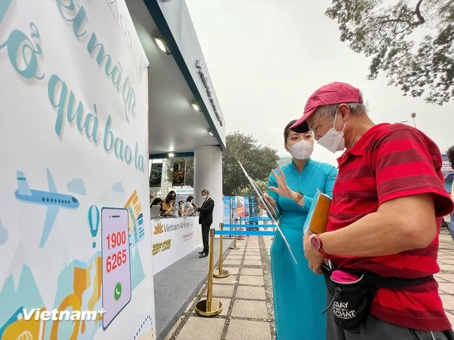 Du khách tìm hiểu thông tin điểm đến tại Hội chợ Du lịch quốc tế VITM Hà Nội.