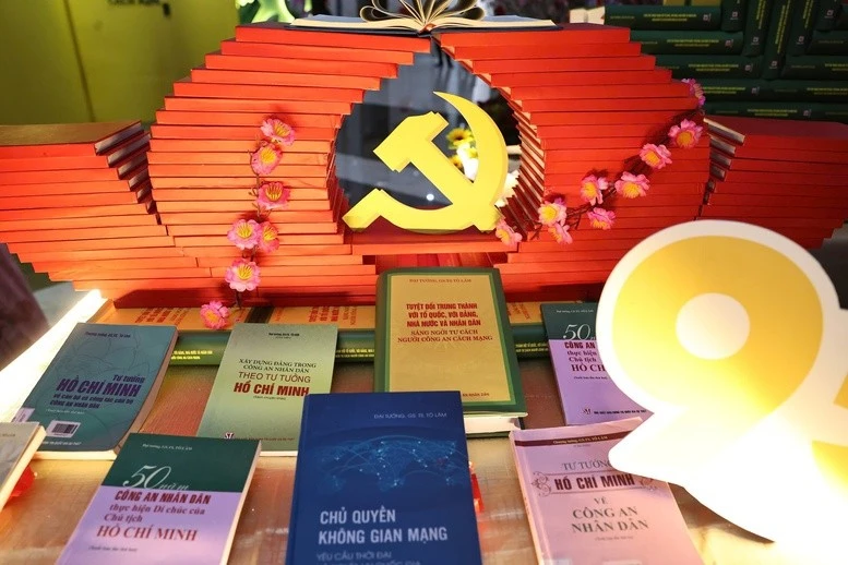 Cuốn sách của Tổng Bí thư Tô Lâm cung cấp nguồn tư liệu phong phú cùng hệ thống luận cứ khoa học chỉ dẫn cho công tác nghiên cứu, phát triển lý luận, tổng kết thực tiễn, giáo dục đào tạo, bồi dưỡng cán bộ và giáo dục truyền thống anh hùng cách mạng vẻ vang của lực lượng Công an nhân dân Việt Nam.