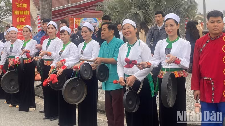 Đồng bào Mường đánh chiêng mừng khách đến tham quan trong dịp Xuân Ất Tỵ 2025.