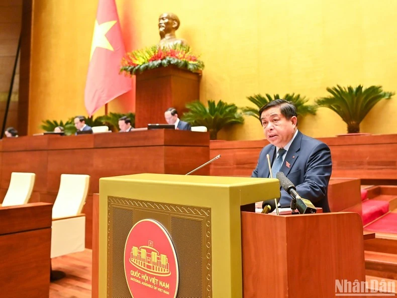 Bộ trưởng Kế hoạch và Đầu tư Nguyễn Chí Dũng trình bày Tờ trình của Chính phủ.