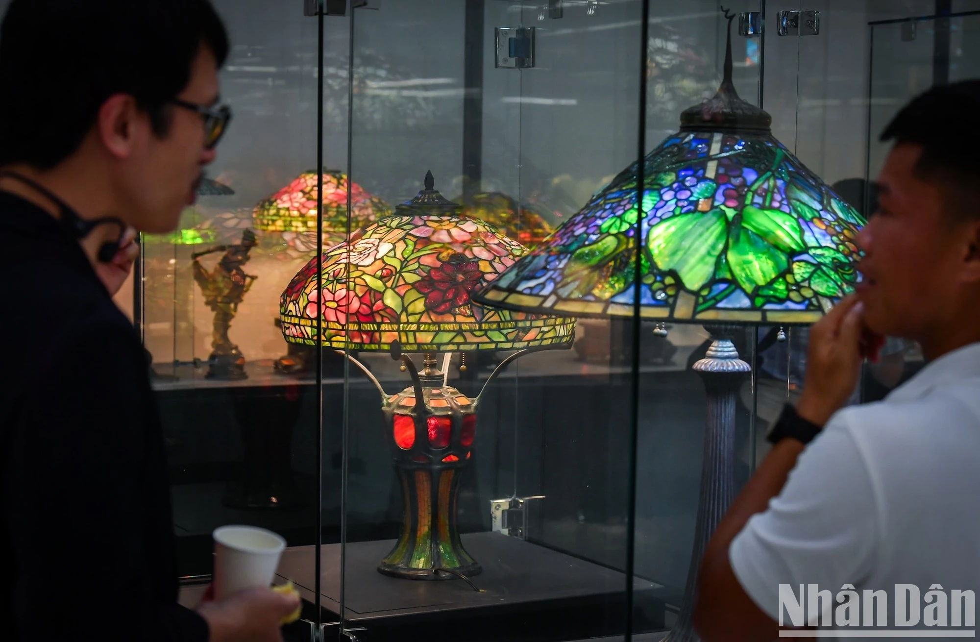 Bảo tàng trưng bày các bộ sưu tập kính màu với những dòng kính màu tiêu biểu của thế giới như Mayer Munich (Đức), Tiffany (Mỹ), hay thủy tinh Murano (Italia)...