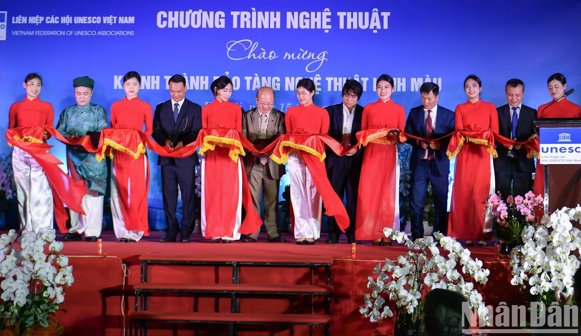 Các đại biểu cắt băng khai trương Bảo tàng Nghệ thuật kính màu.