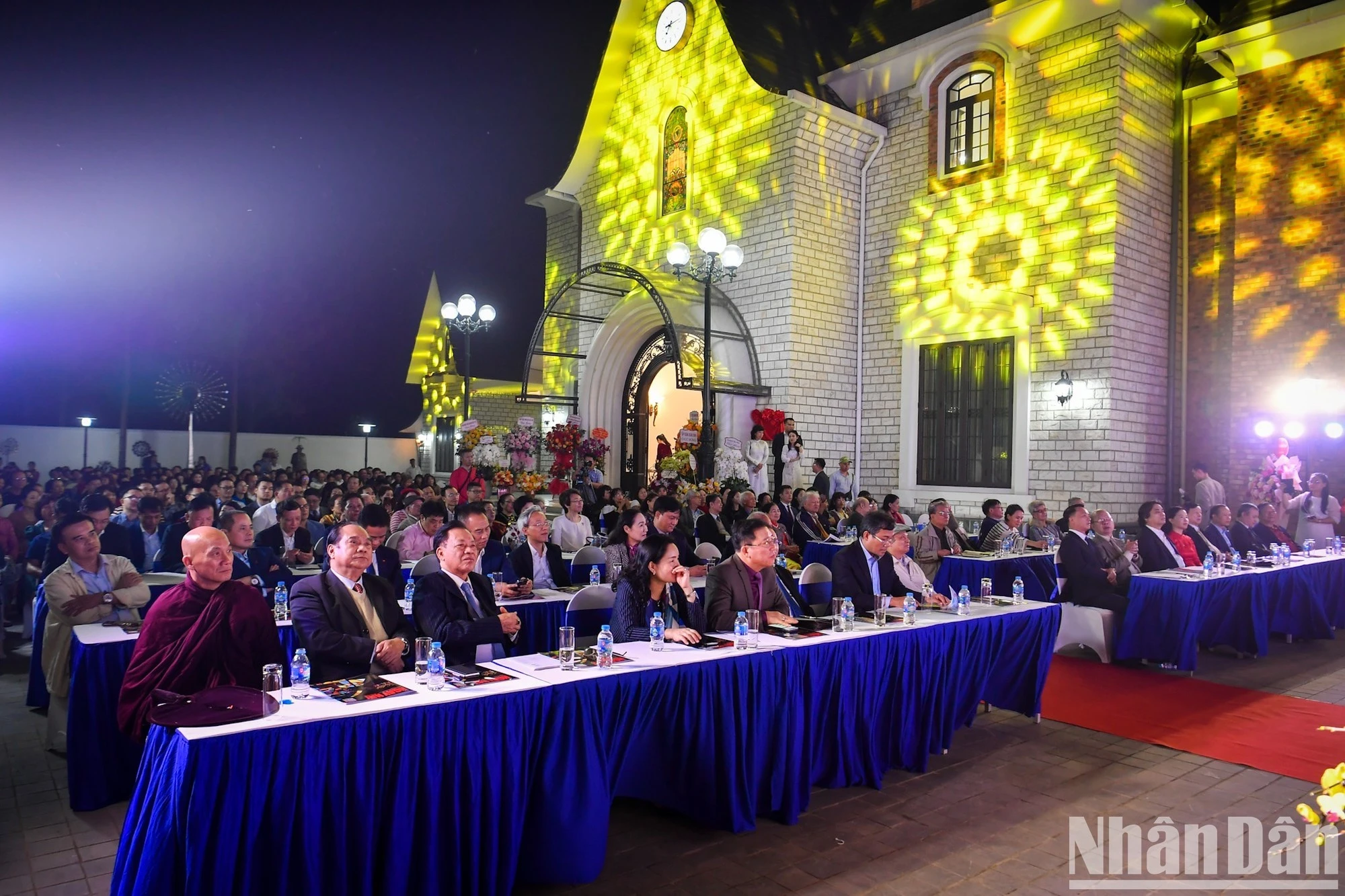 Các đại biểu tham dự lễ khai trương bảo tàng.