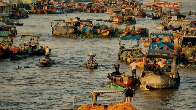 Chợ nổi, một trong những "đặc sản" độc đáo ở miền Tây sông nước.