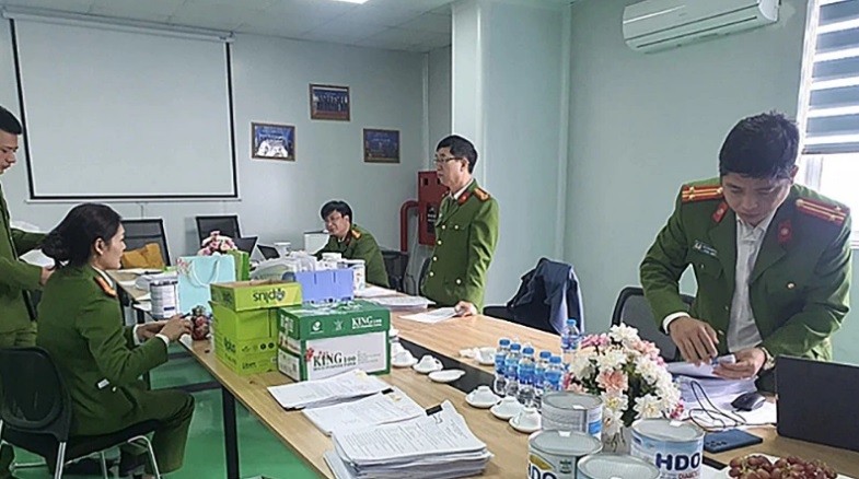 Nhiều tài liệu tại trụ sở Công ty Rance Pharma và Công ty Hacofood được cơ quan công an thu giữ để phục vụ điều tra. 3.jpg