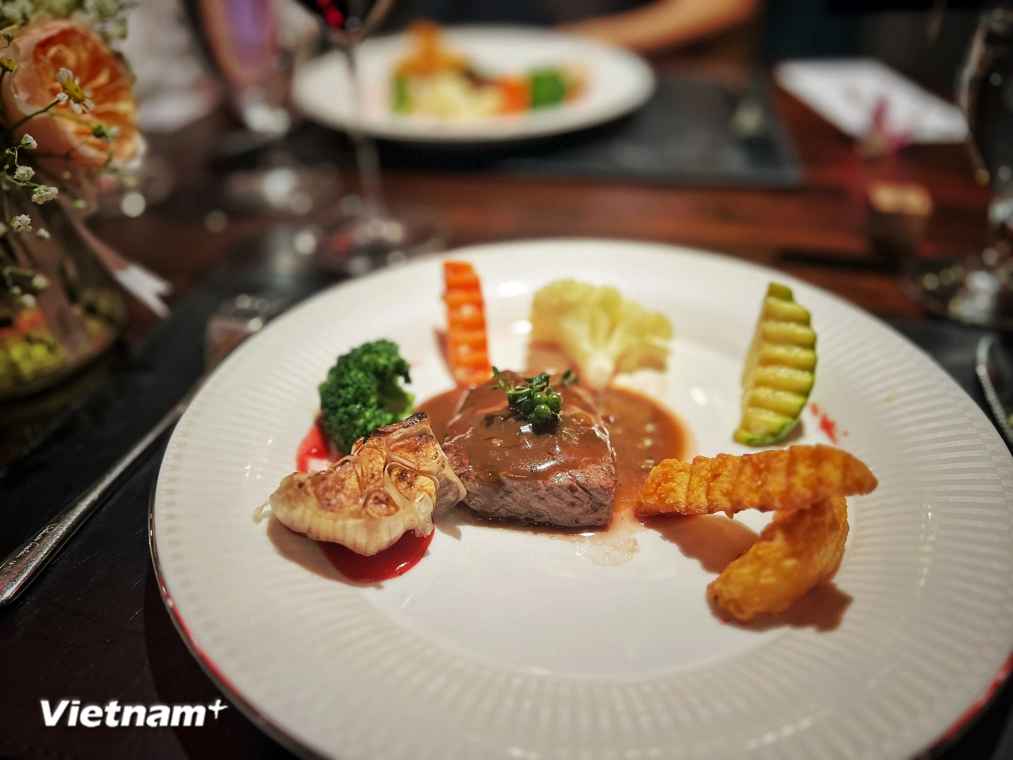 Bữa tối trên du thuyền 5 sao được bày trí tinh tế, đẹp mắt dành cho du khách trải nghiệm ngủ đêm trên Vịnh Hạ Long.