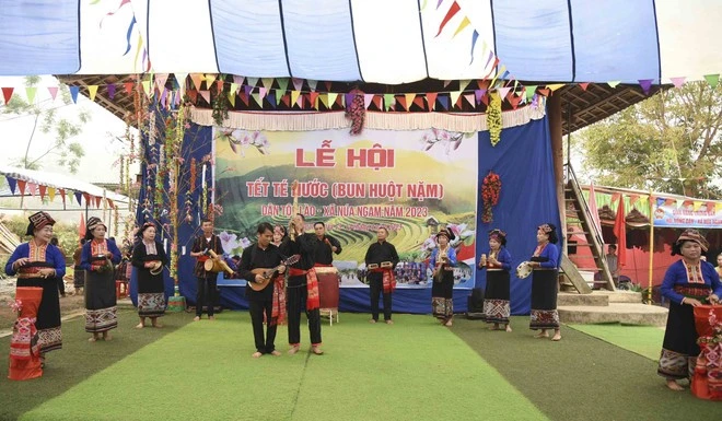 Trình diễn nhạc cụ truyền thống trong Lễ hội té nước của người Lào ở Điện Biên.