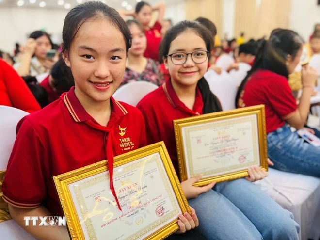Học sinh được vinh danh tại lễ trao giải Trạng Nguyên Tiếng Việt lần thứ 9.
