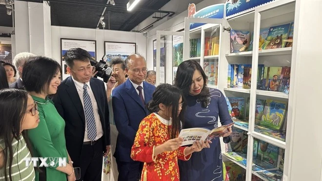 Thứ trưởng Ngoại giao Lê Thị Thu Hằng dự lễ khai trương Tủ sách Tiếng Việt tại Trung tâm Văn hóa Việt Nam tại Paris.