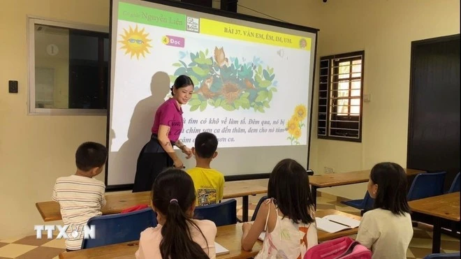 Cô giáo Nguyễn Thị Liên trong lớp học tiếng Việt tại Đại sứ quán Việt Nam tại Malaysia.