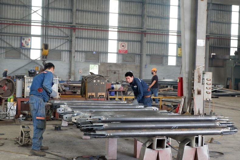 Viet Vuong Joint Stock Company participated in supplying 128 steel columns, with a total volume of 14,500 tons of steel. Công ty Cổ phần Việt Vương tham gia cung cấp 128 cột thép, với tổng khối lượng 14.500 tấn thép.