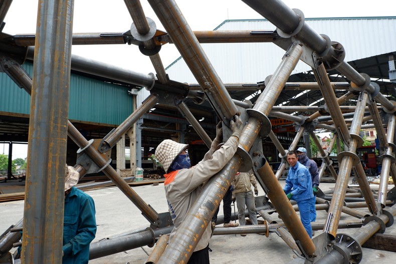 Power Construction Company Limited 4 (PCC4) has proactively and flexibly imported domestic and foreign materials to meet the requirements of continuous construction of steel poles for the Lao Cai - Vinh Yen 500 kV transmission line project. Công ty TNHH MTV Xây lắp điện 4 (PCC4) đã chủ động, linh hoạt nhập nguyên liệu trong và ngoài nước đáp ứng yêu cầu thi công liên tục cột thép cho Dự án đường dây 500 kV Lào Cai - Vĩnh Yên.