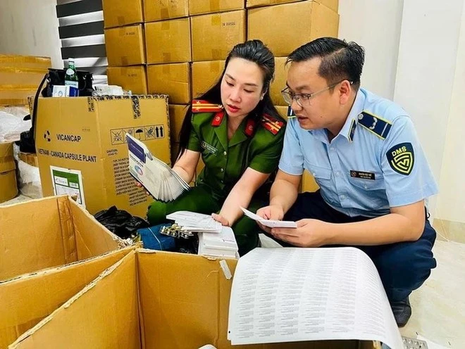 Lực lượng chức năng khám xét các địa điểm liên quan đến ổ nhóm sản xuất, buôn bán hàng giả là lương thực, thực phẩm, trang thiết bị y tế.