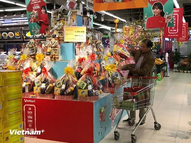 Siêu thị chuẩn bị đủ nguồn hàng phục vụ mua sắm của người dân.