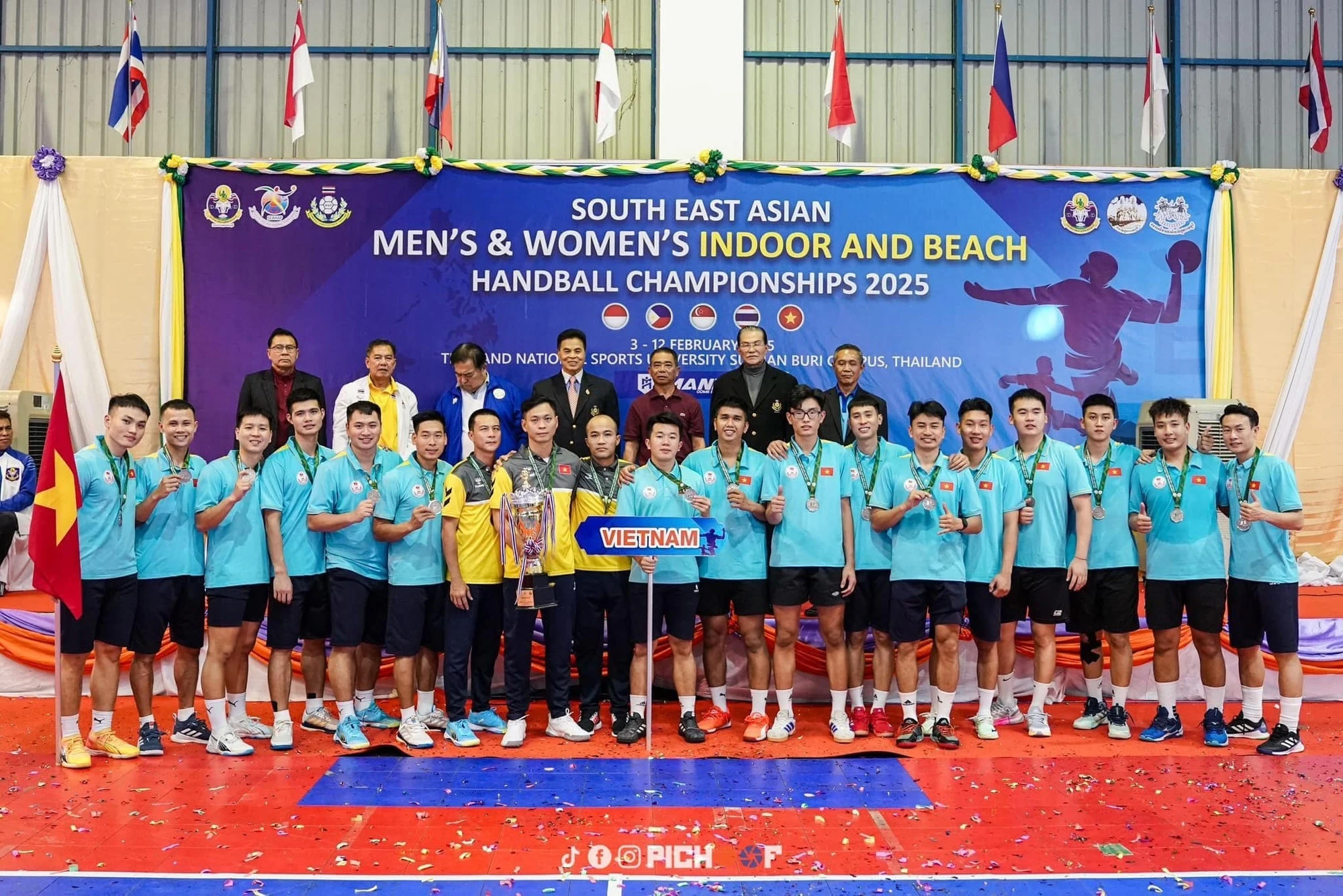 Bóng ném nam trong nhà Việt Nam giành ngôi Á quân giải Đông Nam Á 2025.