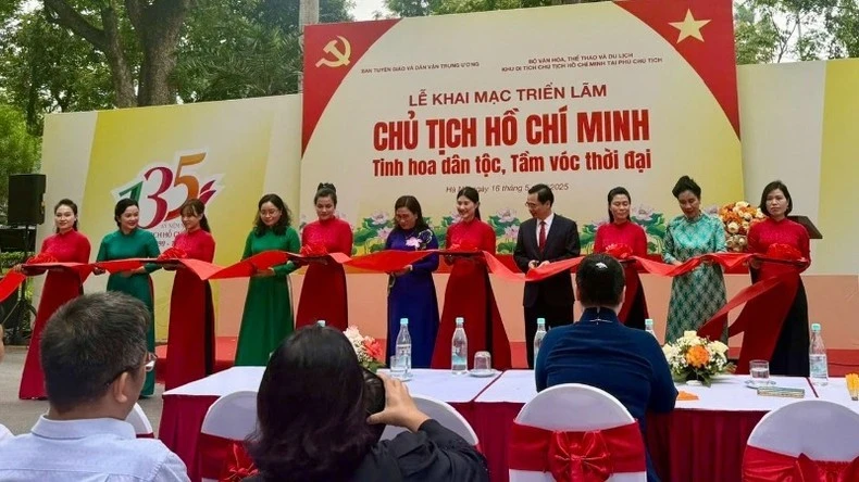 Các đại biểu cắt băng khai mạc triển lãm.