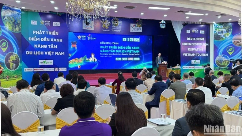 Quang cảnh diễn đàn “Phát triển các điểm đến xanh, nâng tầm du lịch Việt Nam”.