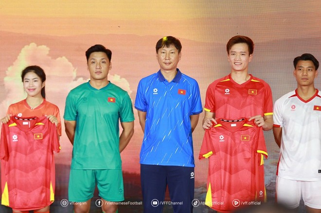 Đội tuyển Việt Nam được kỳ vọng sẽ tiếp tục gặt hái thêm nhiều thành công trong năm 2025 với bộ trang phục phiên bản mới. Đội tuyển Việt Nam được kỳ vọng sẽ tiếp tục gặt hái thêm nhiều thành công trong năm 2025 với bộ trang phục phiên bản mới.