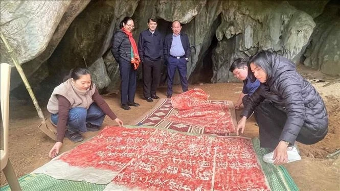 Sở Văn hóa thể thao và Du lịch tỉnh Nghệ An phối hợp với các chuyên gia đến từ Bảo tàng Mỹ thuật Việt Nam và Viện Trần Nhân Tông tiến hành công tác rập thác bản văn bia Ma Nhai.