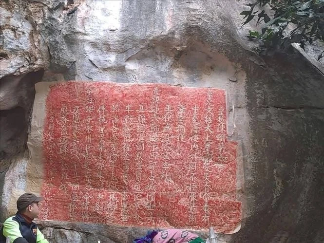 Sở Văn hóa thể thao và Du lịch tỉnh Nghệ An phối hợp với các chuyên gia đến từ Bảo tàng Mỹ thuật Việt Nam và Viện Trần Nhân Tông tiến hành công tác rập thác bản văn bia Ma Nhai.