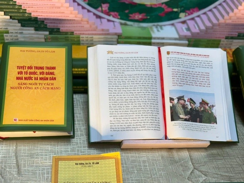 Cuốn sách "Tuyệt đối trung thành với Tổ quốc, với Đảng, Nhà nước và Nhân dân - Sáng ngời tư cách người Công an cách mạng" gồm 80 bài viết, bài phát biểu, bài trả lời phỏng vấn được chọn lựa từ hơn 500 bài viết của tác giả.