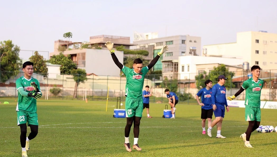 Ngay sau khi thủ thành Đình Triệu gặp chấn thương, thủ môn Trịnh Xuân Hoàng (giữa) đã lên hội quân cùng đội tuyển.