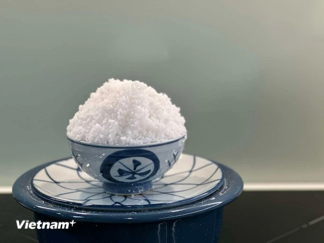 Muối được vun cao có ngọn, tượng trưng cho sự đầy đặn, sung túc.