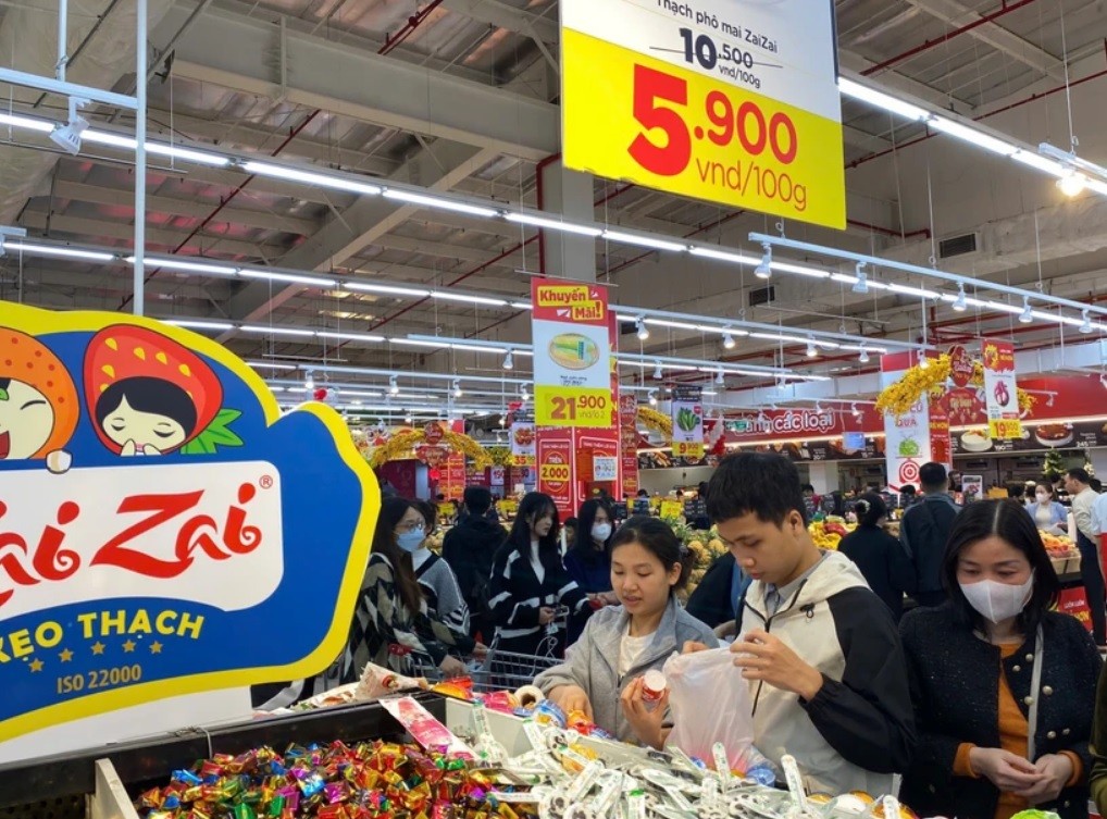 Người dân mua sắm hàng Tết tại siêu thị. 5.jpg
