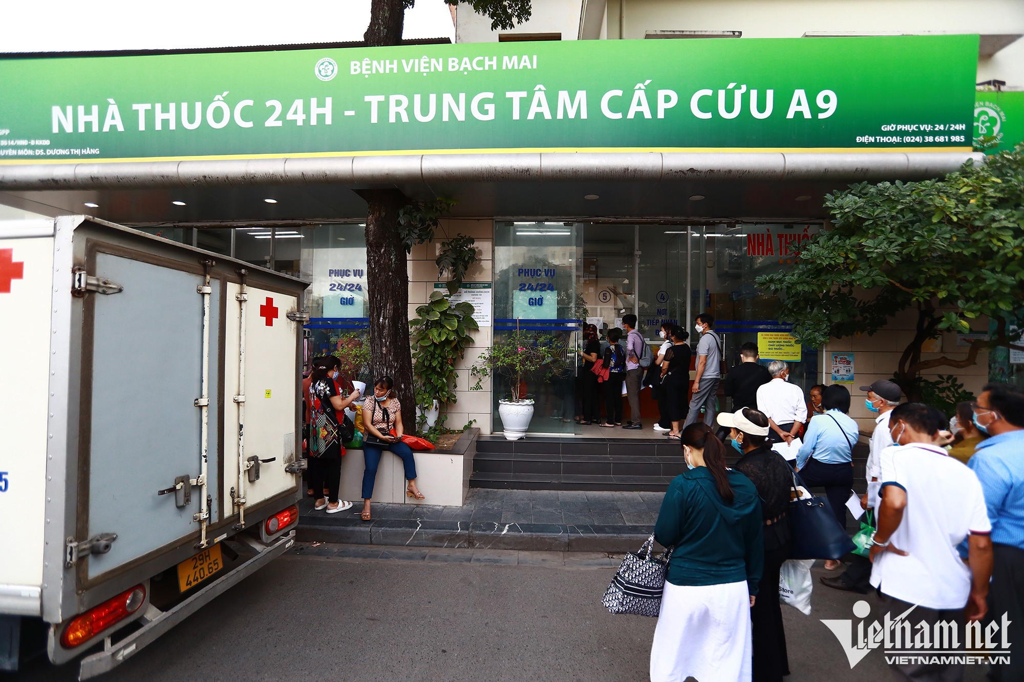 Theo quy định, người bệnh được cấp cứu tại bất kỳ cơ sở khám - chữa bệnh và bất cứ thời gian nào. Trong ảnh là người nhà bệnh nhân cấp cứu tại Bệnh viện Bạch Mai chờ trước cửa Trung tâm A9. 2.jpg