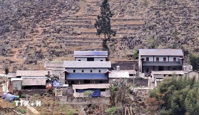 Những ngôi nhà mới hoàn thành theo kiến trúc truyền thống vùng Cao nguyên đá Đồng Văn.
