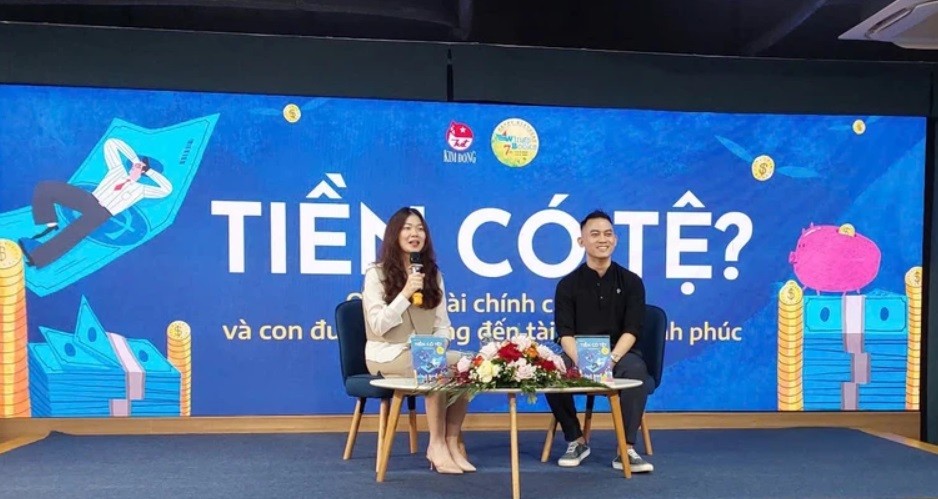 Tác giả Trần Công Danh chia sẻ trong buổi ra mắt sách ngày 15/3 tại Hà Nội. 2.jpg