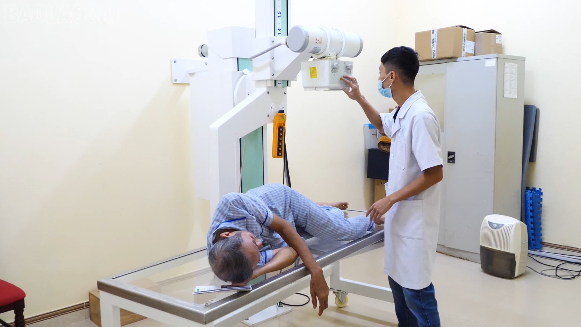 Người cao tuổi được chụp X-quang. baolaocai-tl_p100049500-07-16-00still002.jpg
