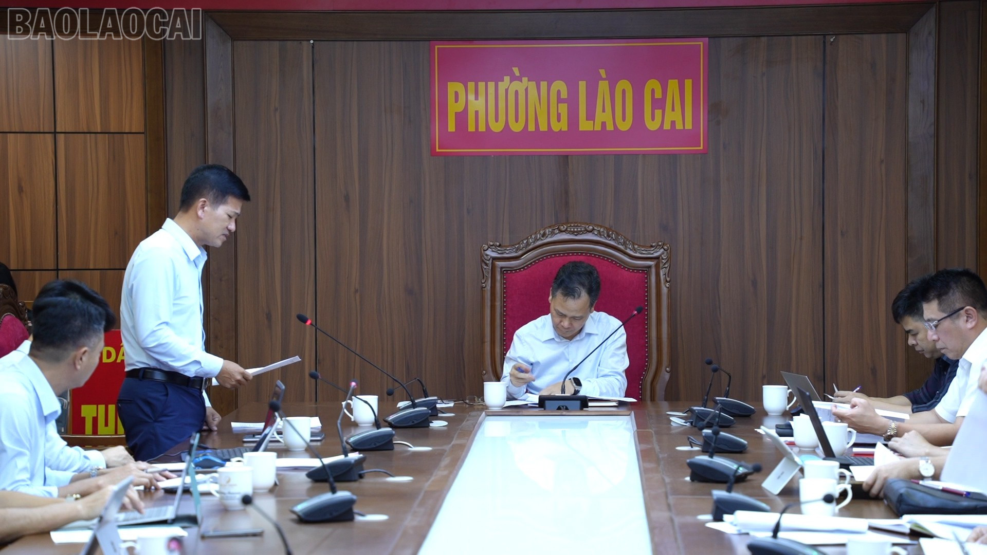 Lãnh đạo UBND phường Lào Cai báo cáo nhanh tại buổi làm việc. baolaocai-tl_mc1-tap-chi-kinh-te-5-1000-57-59-27still013.jpg