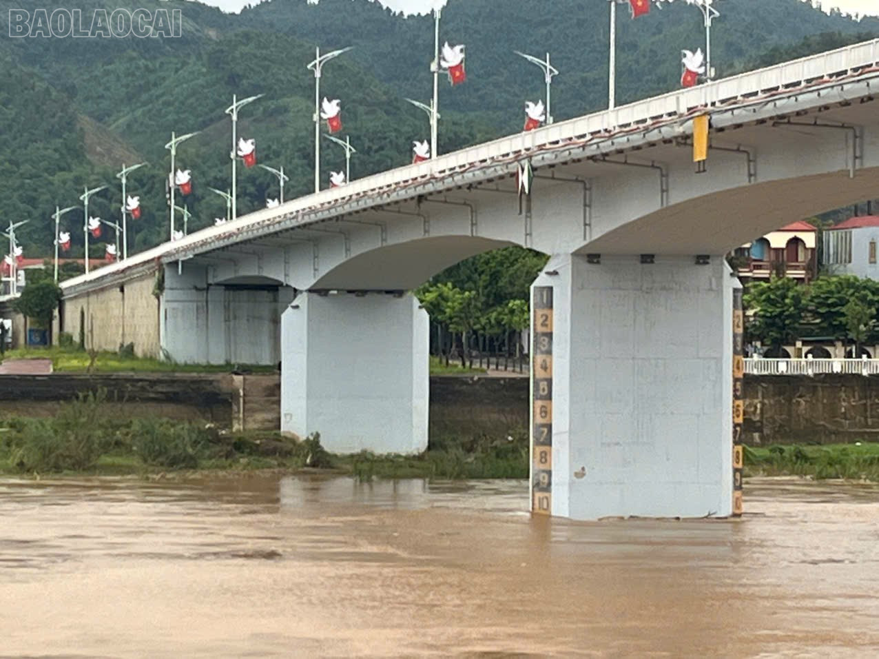 Mực nước đo lúc 17h chiều (ngày 7/10) là 80,28m (trên BĐ1: 0,28m) baolaocai-tl_z7091153906875-40b291f7216b085db9d440e688089f61.jpg