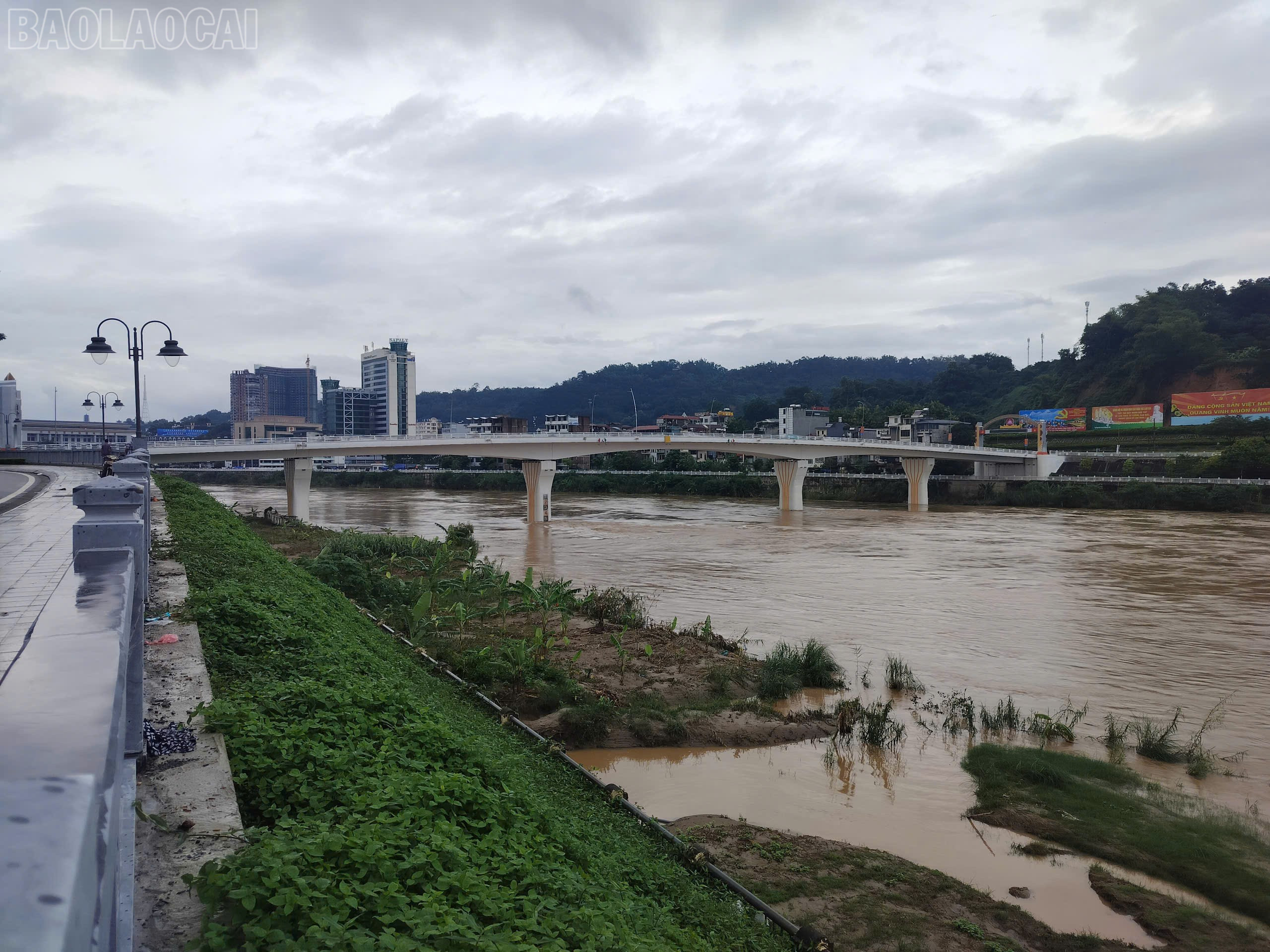 Mực nước đo lúc 17h chiều ngày 7/10 là 80,28m (trên BĐ1: 0,28m) baolaocai-tl_z7091390796888-b19bf2e326e9adf304b2aa651d7d4bcd.jpg