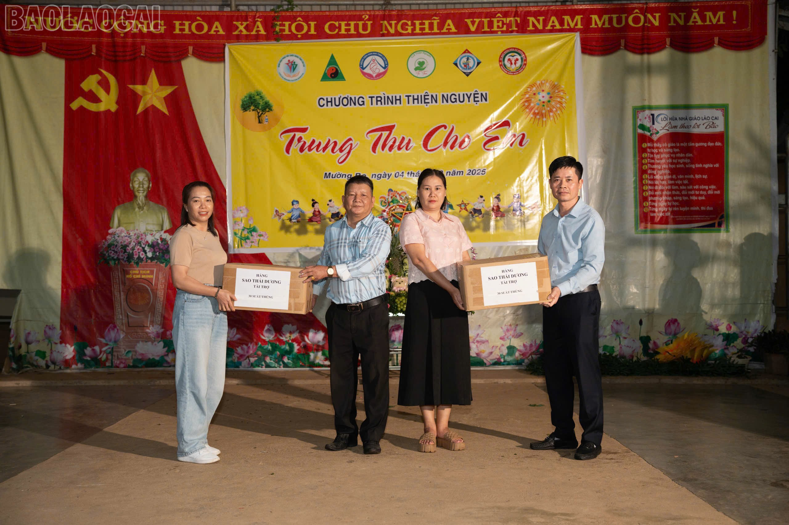 Đoàn trao tặng thuốc cho tủ thuốc các trường học. baolaocai-tl_z7083687453737-766a909f3f5a4bcd1935b35e81161ecc.jpg