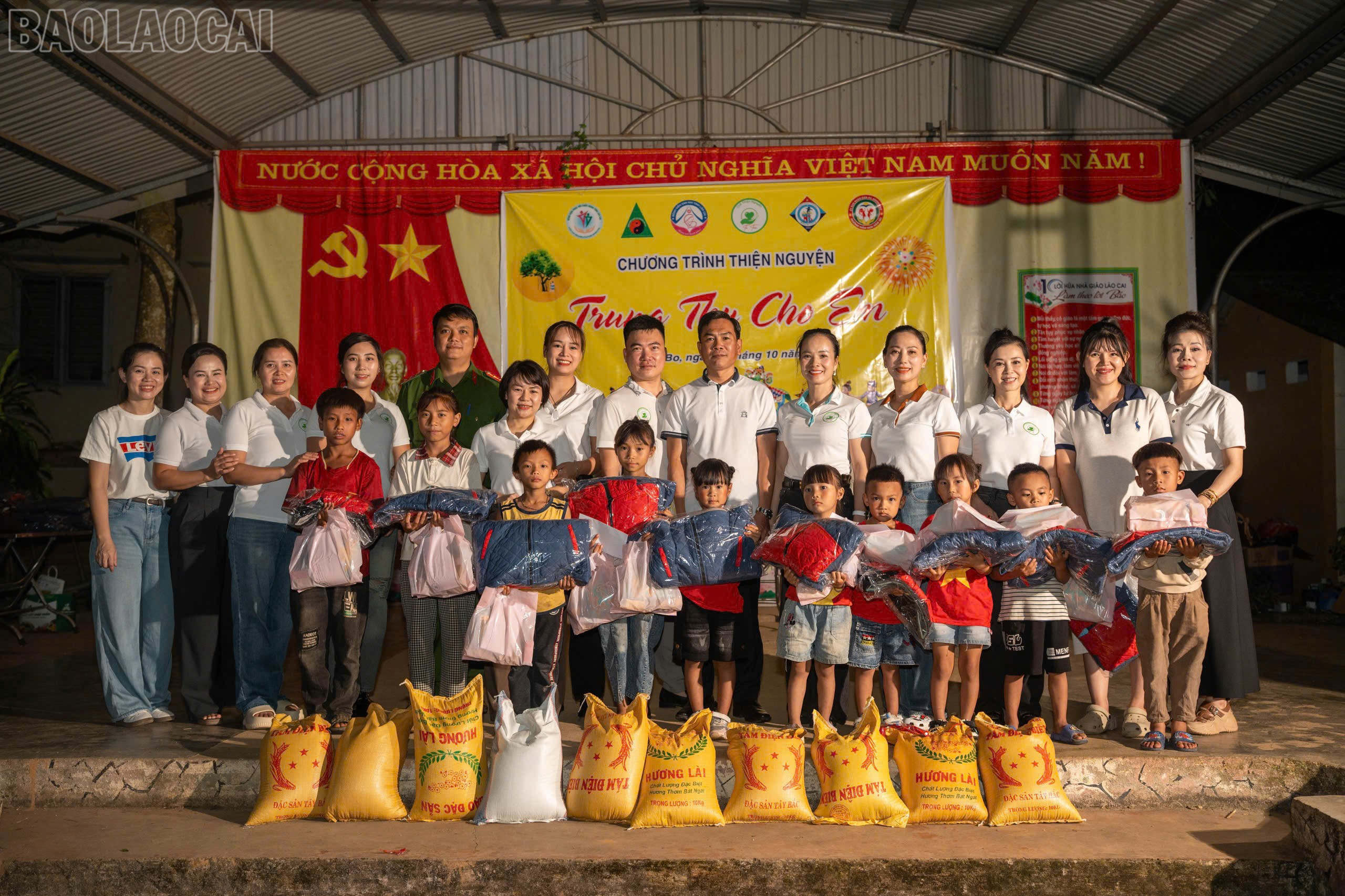 Đoàn tặng quà cho học sinh có hoàn cảnh khó khăn. baolaocai-tl_z7082750766570-71a48387535814a88e9c03a74deecb40.jpg