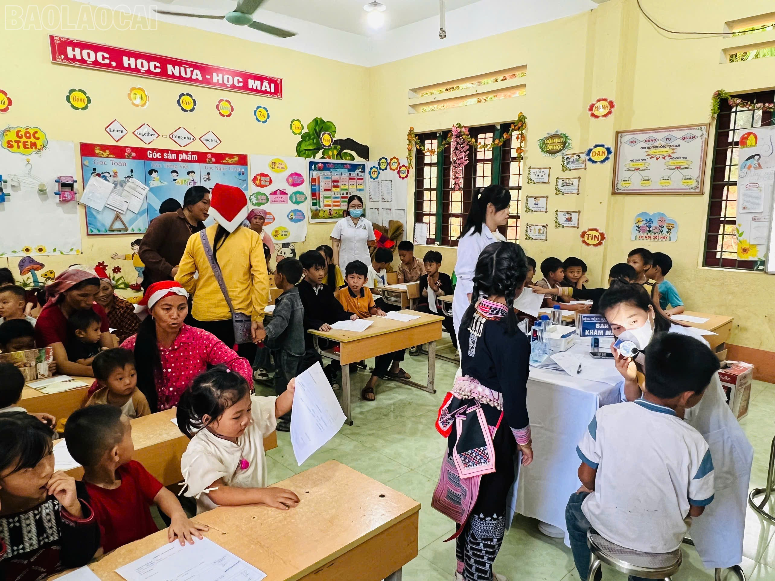 Học sinh được khám sức khỏe tổng quát. baolaocai-tl_z7082749049296-13623065c807260846831d37e96fced6.jpg
