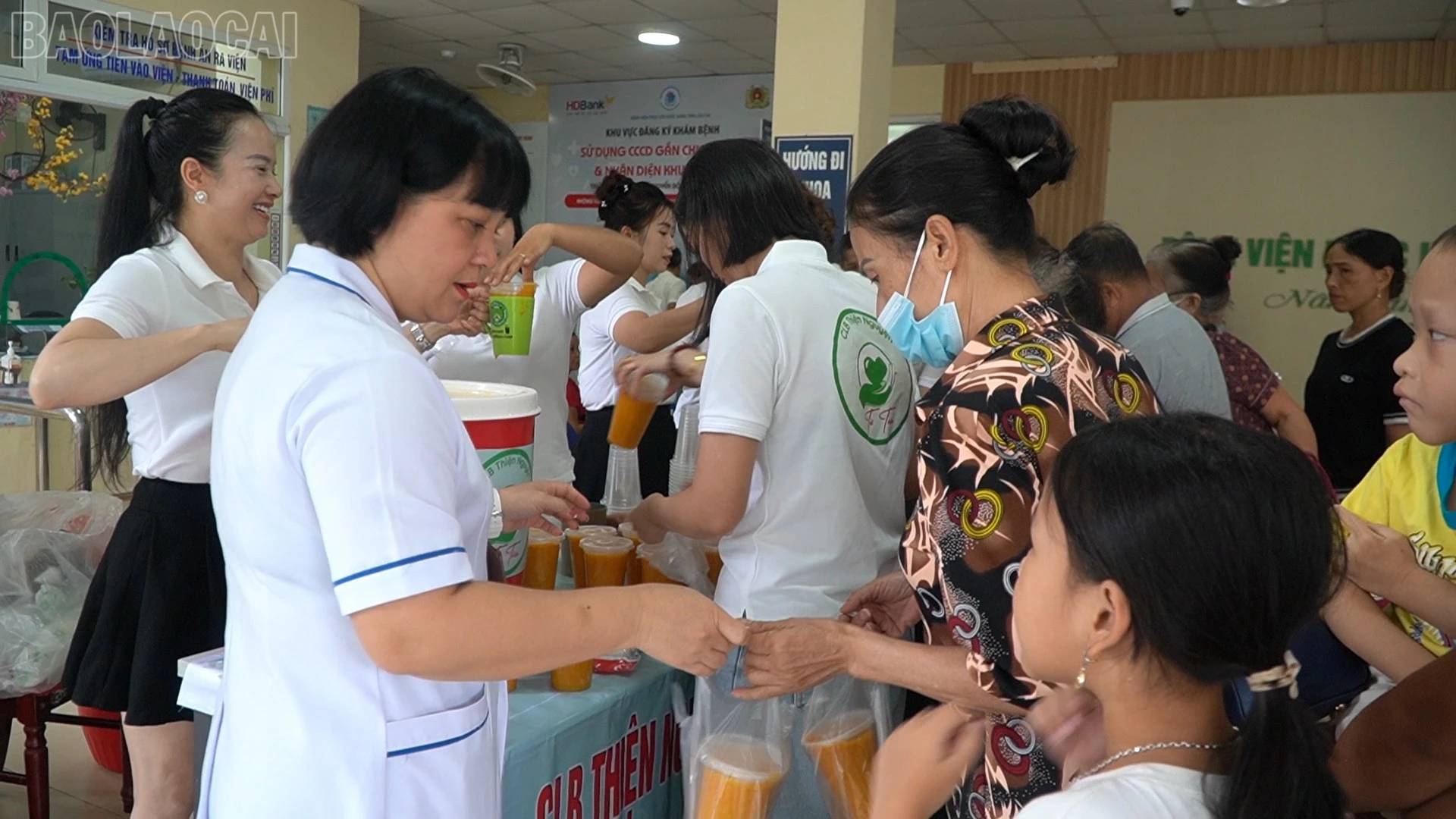 Câu lạc bộ Thiện nguyện Từ tâm tặng 250 suất cháo miễn phí cho bệnh nhân