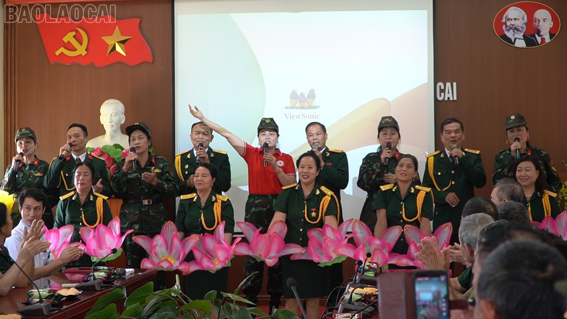 Chương trình diễn ra trong không khí trang trọng, ấm áp với những ca khúc cách mạng hào hùng. Chương trình diễn ra trong không khí trang trọng, ấm áp với những ca khúc cách mạng hào hùng.