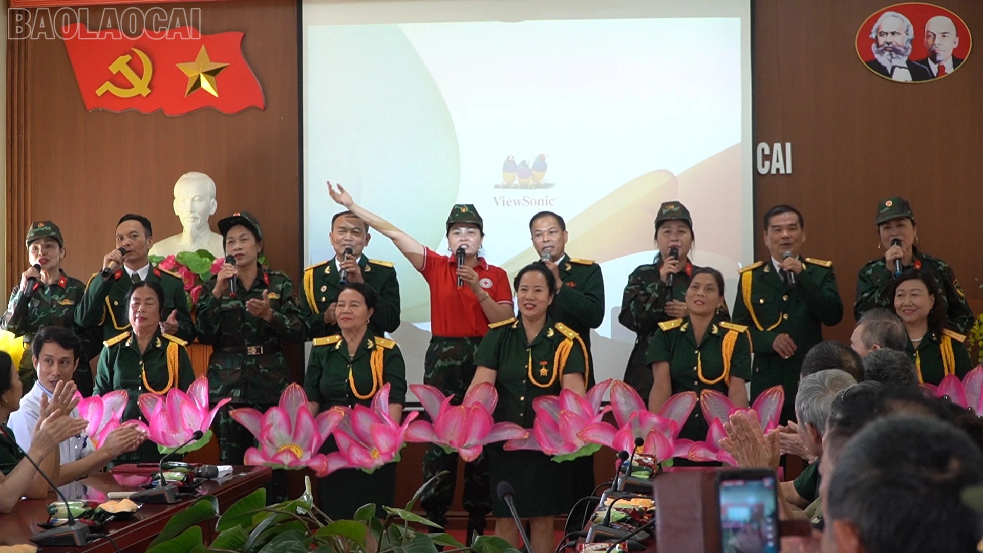 Chương trình diễn ra trong không khí trang trọng, ấm áp với những ca khúc cách mạng hào hùng.