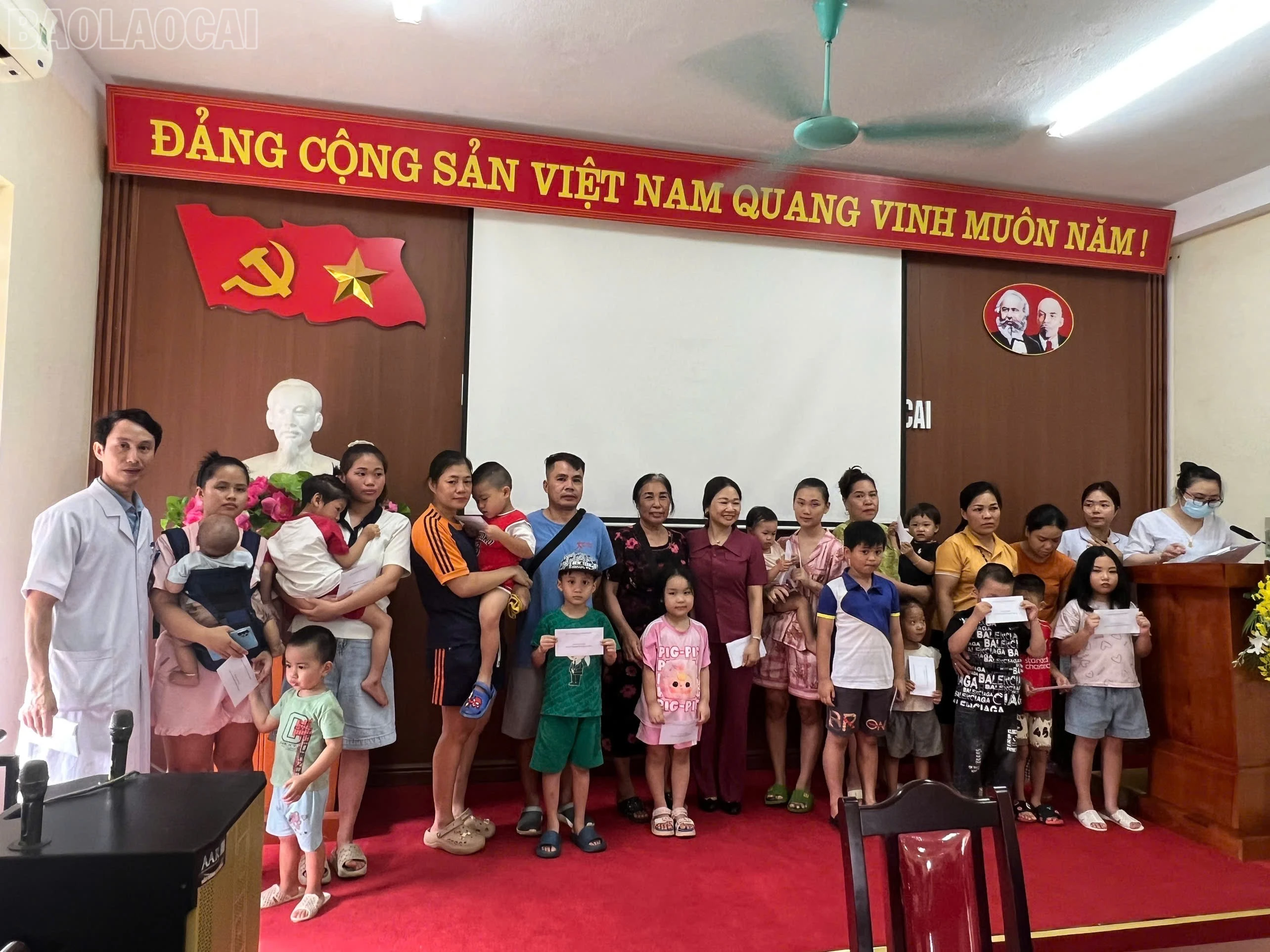 Công ty TNHH xây dựng tổng hợp Minh Đức trao tặng 300 suất quà bằng tiền mặt với tổng số tiền 110 triệu đồng