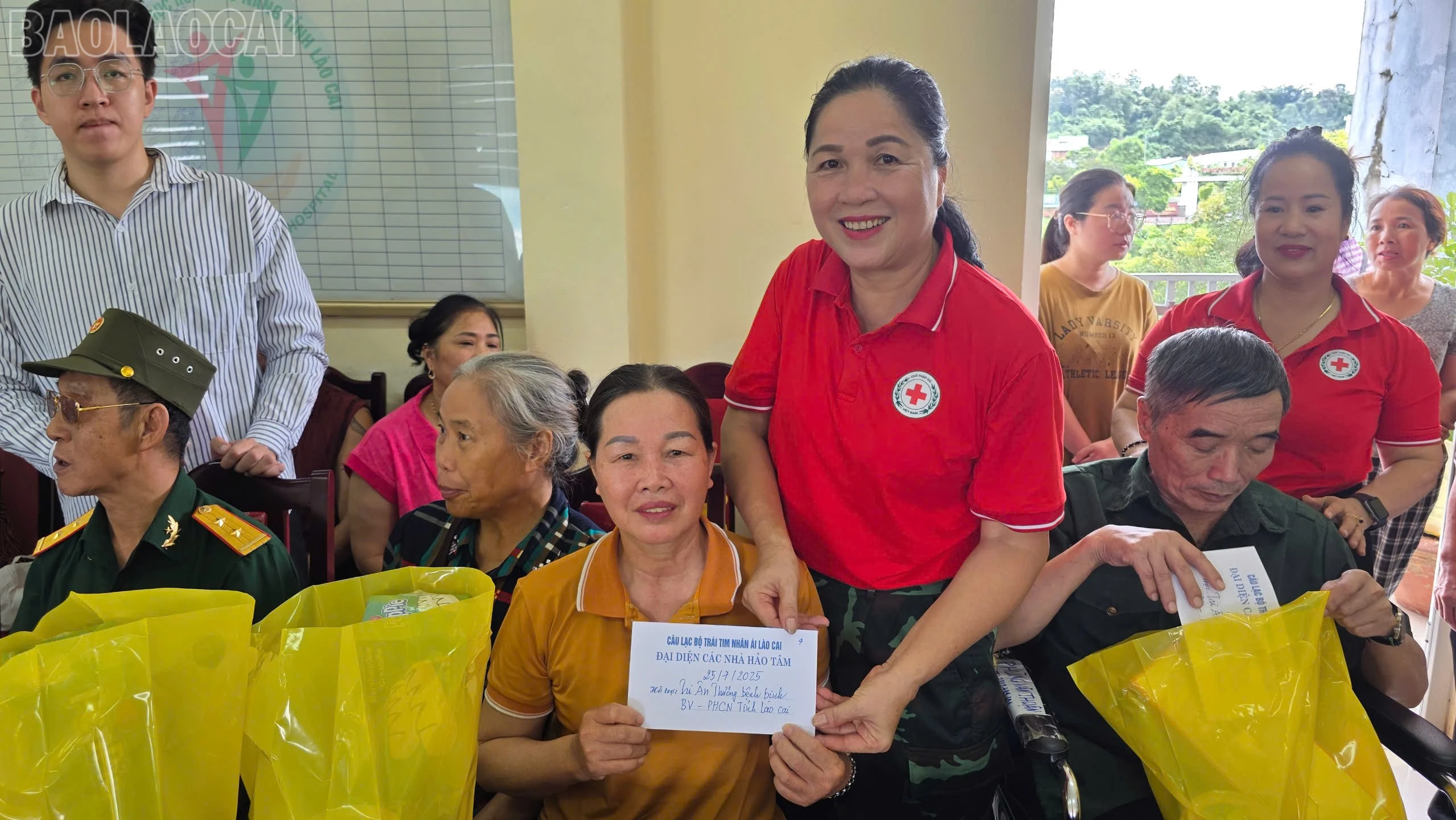 Câu lạc bộ tình nguyện viên chữ thập đỏ trái tim Nhân ái Lào Cai tặng quà cho các cựu chiến binh và thân nhân người có công